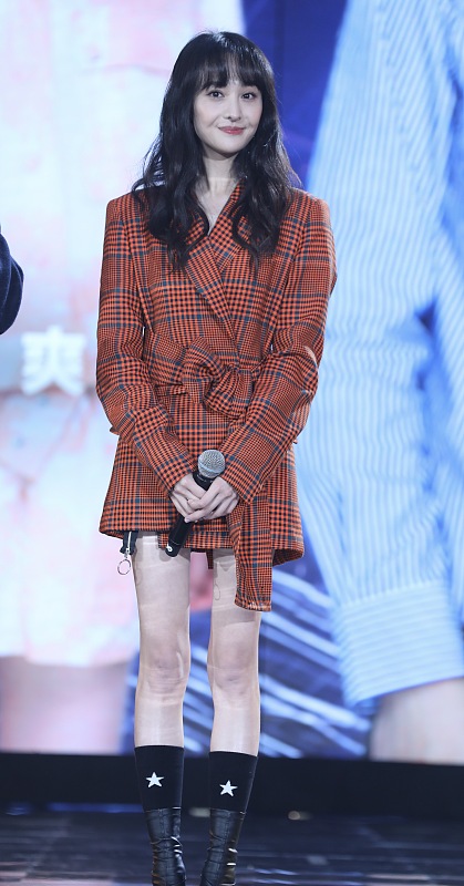 郑爽穿红色格子风衣高调现身活动 泡面头初恋脸漫画腿魅力十足