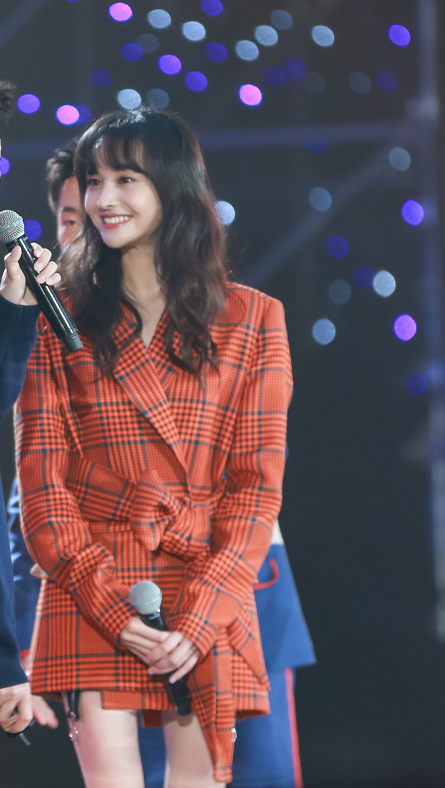 郑爽穿格纹蝴蝶结西服黑色漆皮短靴,笑容明媚,气质清新纯美!