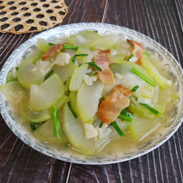 咸肉烧蒲瓜,清甜的蒲瓜加上咸肉的香味,让家常菜也更加鲜美