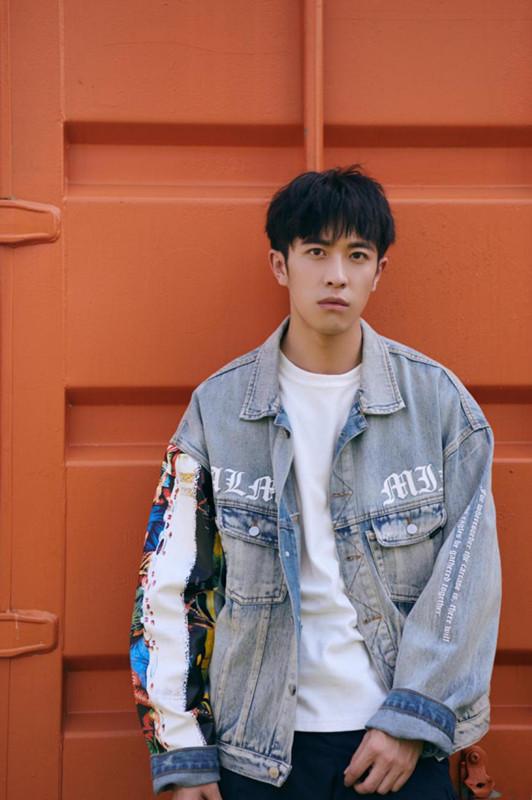 耿嘉唯《全世界都不如你》开机 化身逗趣男孩林文君