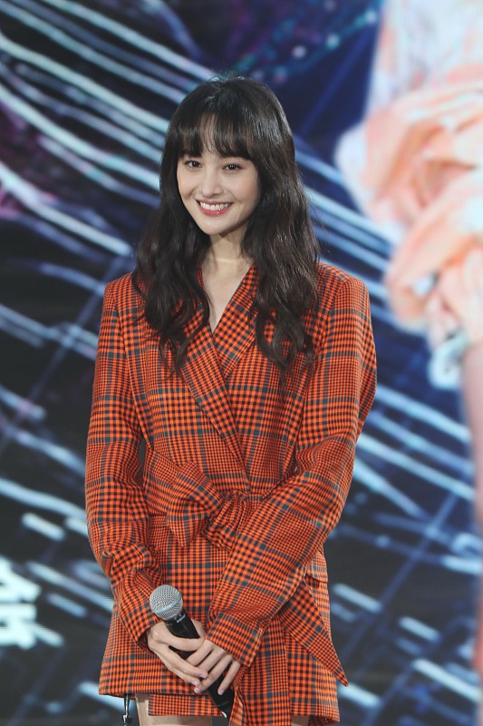 郑爽穿红色格子风衣高调现身活动 泡面头初恋脸漫画腿魅力十足