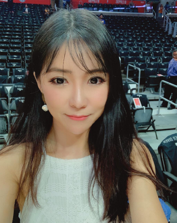 nba美女主播周玲安过32岁生日,离婚后酷爱健身最爱臀大肌训练!