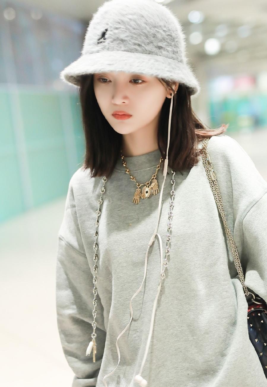 吴宣仪玩下衣失踪,穿灰色卫衣戴毛呢渔夫帽,尽显呆萌可爱