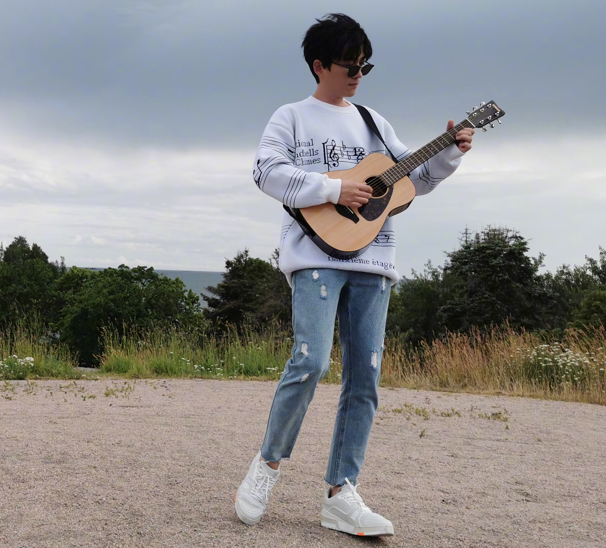 31岁朱一龙颜值耐打,黑风衣沉稳不失文雅,脚上运动鞋实力抢镜