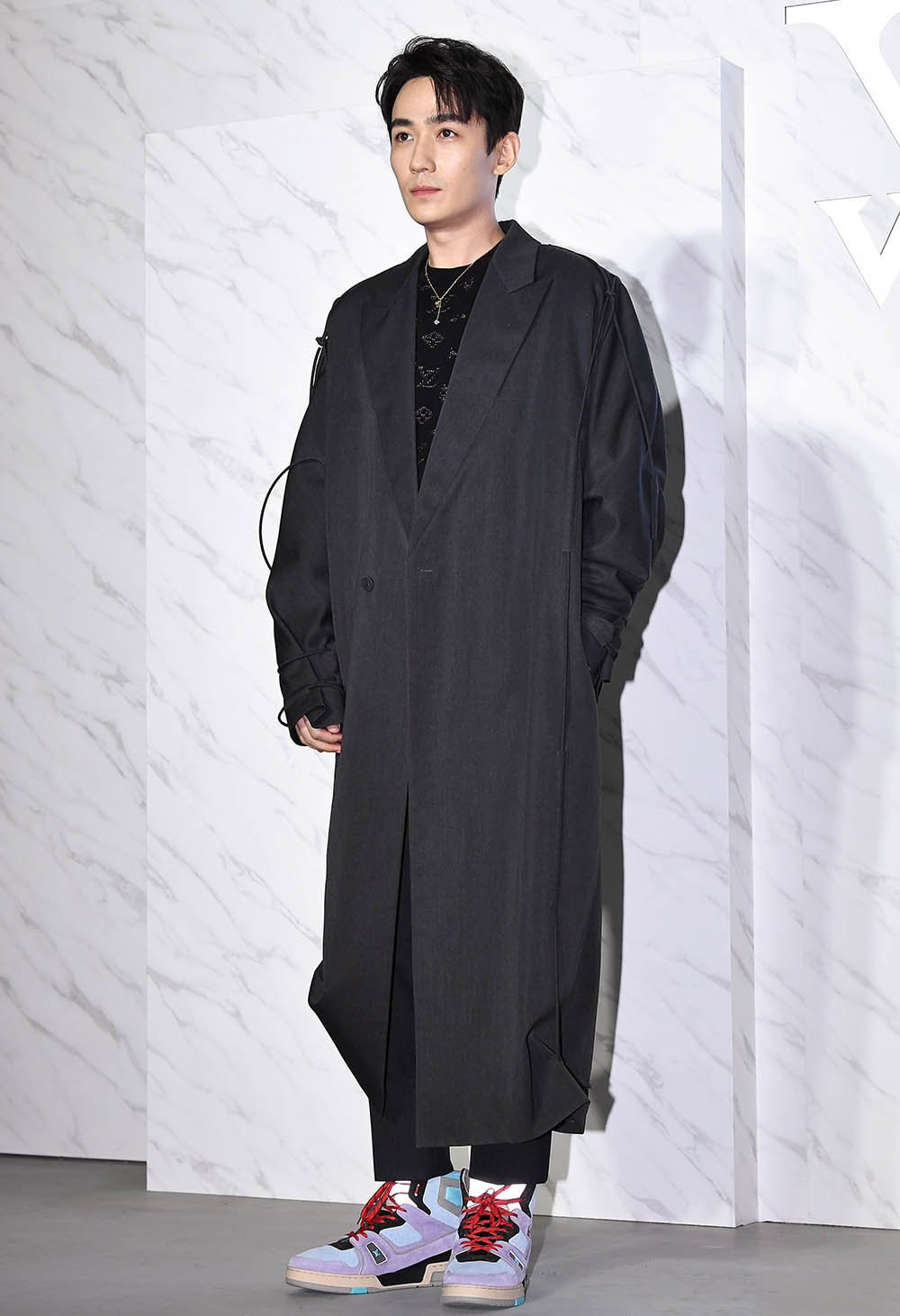 31岁朱一龙颜值耐打,黑风衣沉稳不失文雅,脚上运动鞋实力抢镜