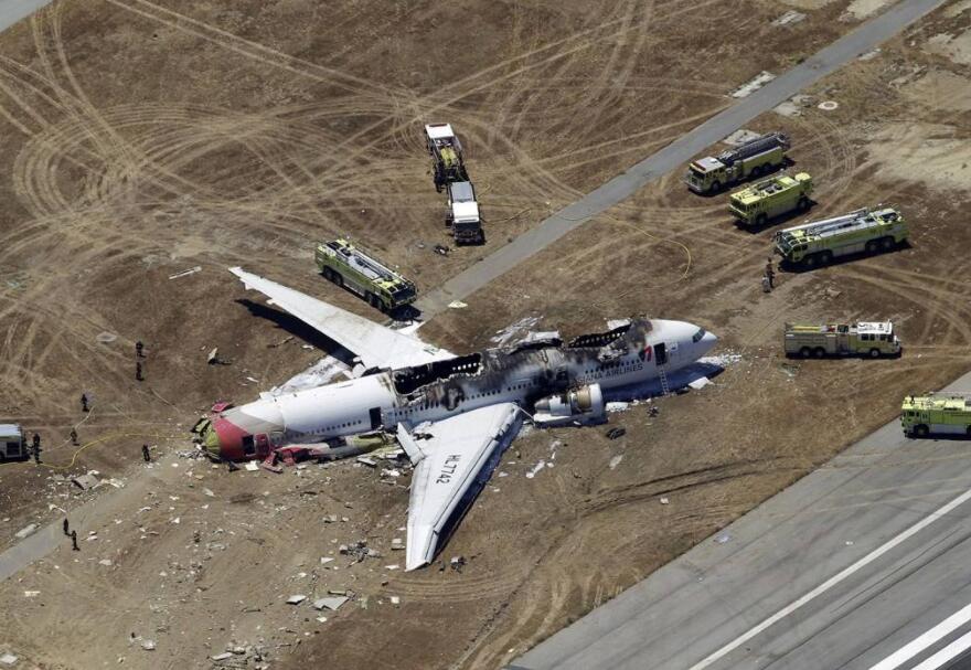 美国本土一声巨响,飞机砸向住宅区,大火烧毁多处房屋