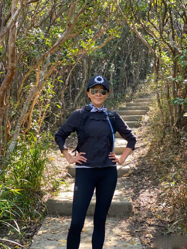 刘嘉玲晒爬山自拍照躺在台阶上凹造型梨涡浅笑状态超好