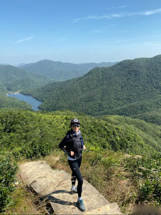 刘嘉玲晒爬山自拍照躺在台阶上凹造型梨涡浅笑状态超好