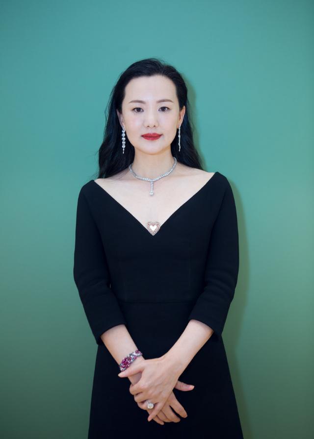 咏梅终于高调一回,穿黑色连衣裙配百万珠宝亮相,气质像极了贵妇