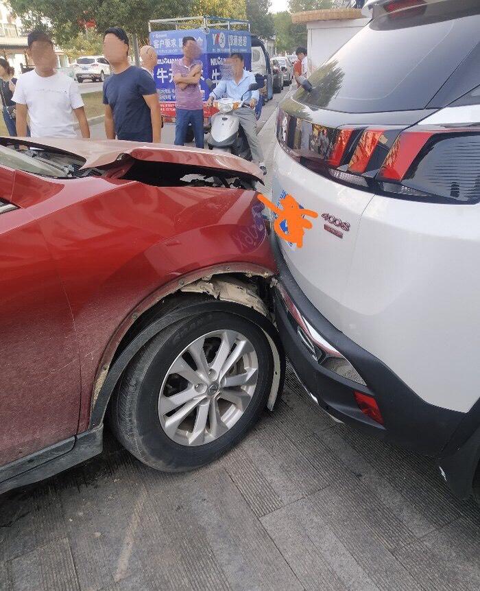 标致4008马路遭日产奇骏碰撞,网友:这就是法系车和日系车的差别