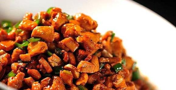 辣炒鸭丁在:鸭丁滑嫩,鲜香麻辣