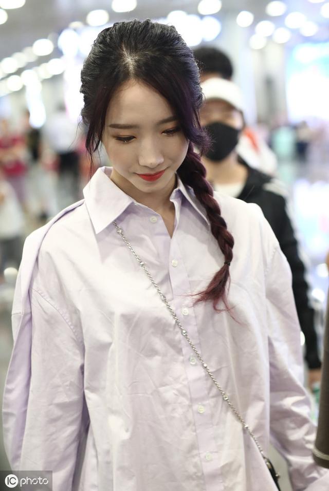 景甜秋冬甜美风大片藤系麻花辫展现复古美米色毛衣太温柔