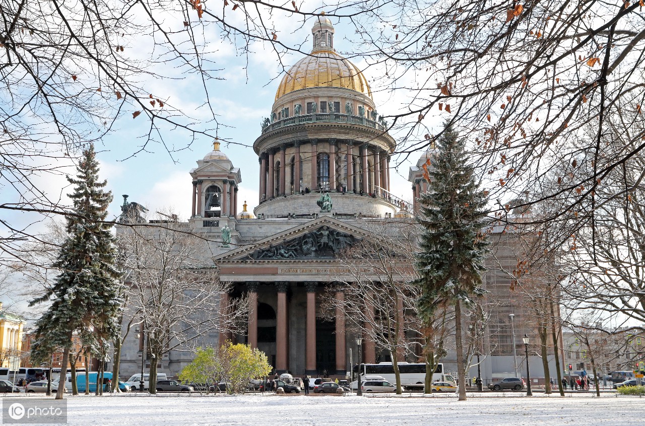 俄罗斯圣彼得堡——2019年10月29日:公园里的第一场雪