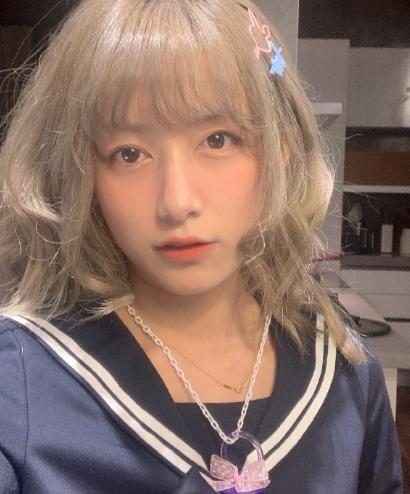 黑尾酱换新造型并晒出自画像看到这画风网友李诞画的吧