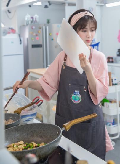 22岁的张雪迎和26岁的杨紫同穿厨娘装,差距怎么这么大呢?