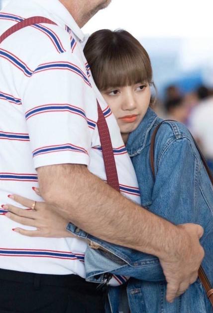 lisa机场和父亲拥抱看到父亲的阵容网友这岳父惹不起
