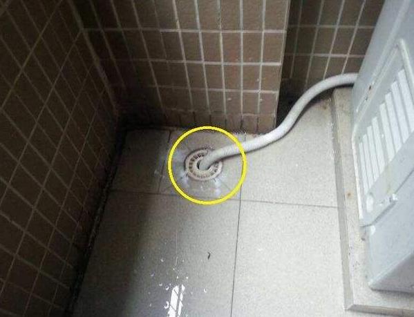 洗衣机水管可不要这样安装每次排水都渗水不卫生还难清洁