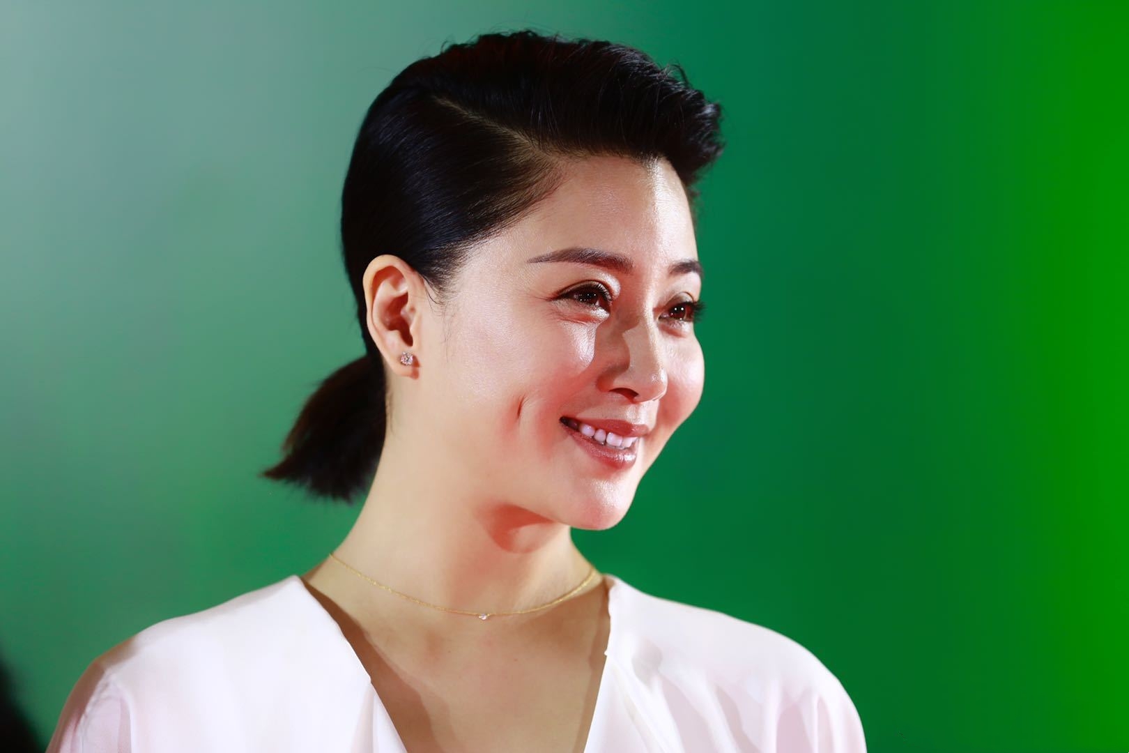 殷桃又得最佳女主角一袭白裙现身低调素雅生图却显40岁沧桑感