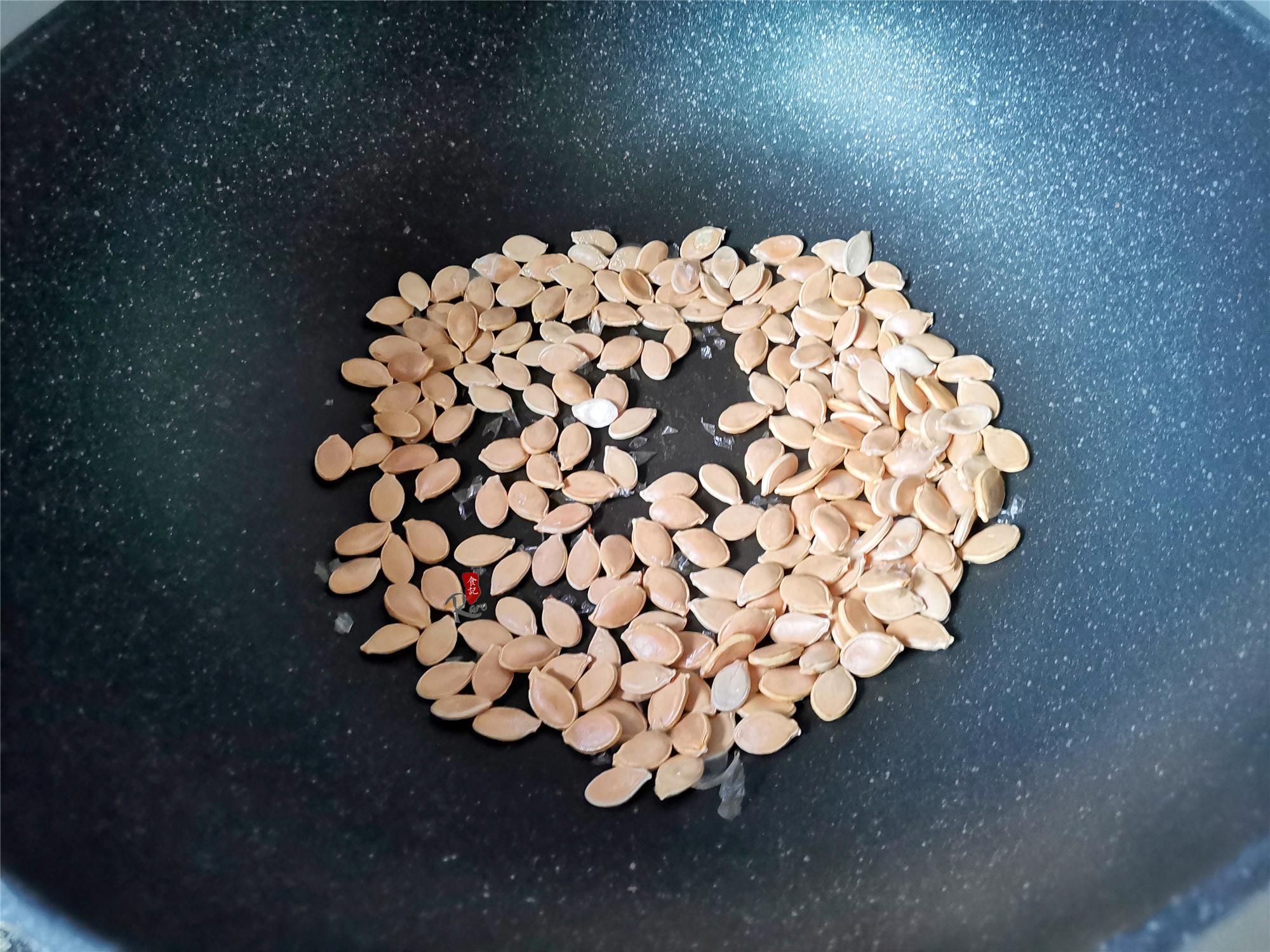 炒南瓜子从小就爱吃,简单洗洗晒晒炒一炒,比买的好剥比买的香