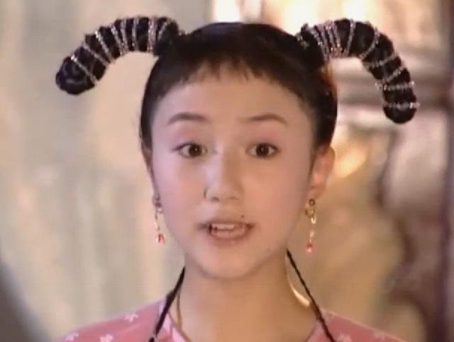 古灵精怪惹人爱饰演"小泥巴"一角2000年,16岁的她在《武林外史》长相