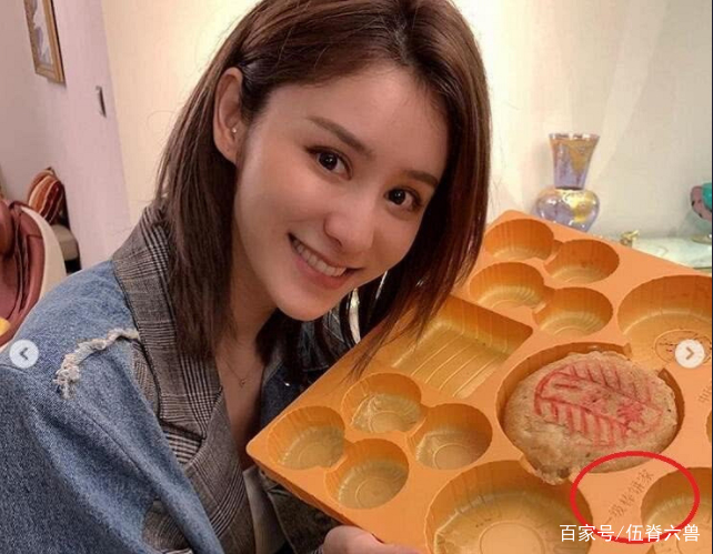 张馨月衣着低调显情商,表情略显拘谨