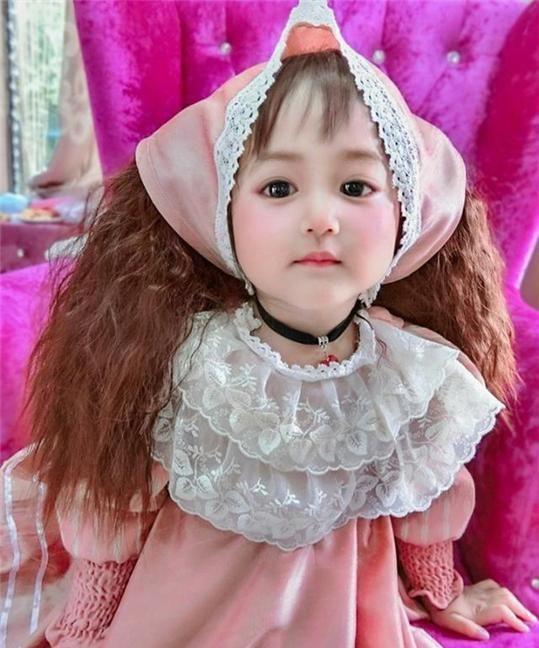 泰国2岁女孩因太美走红,被人误认是"洋娃娃",不料妈妈更美