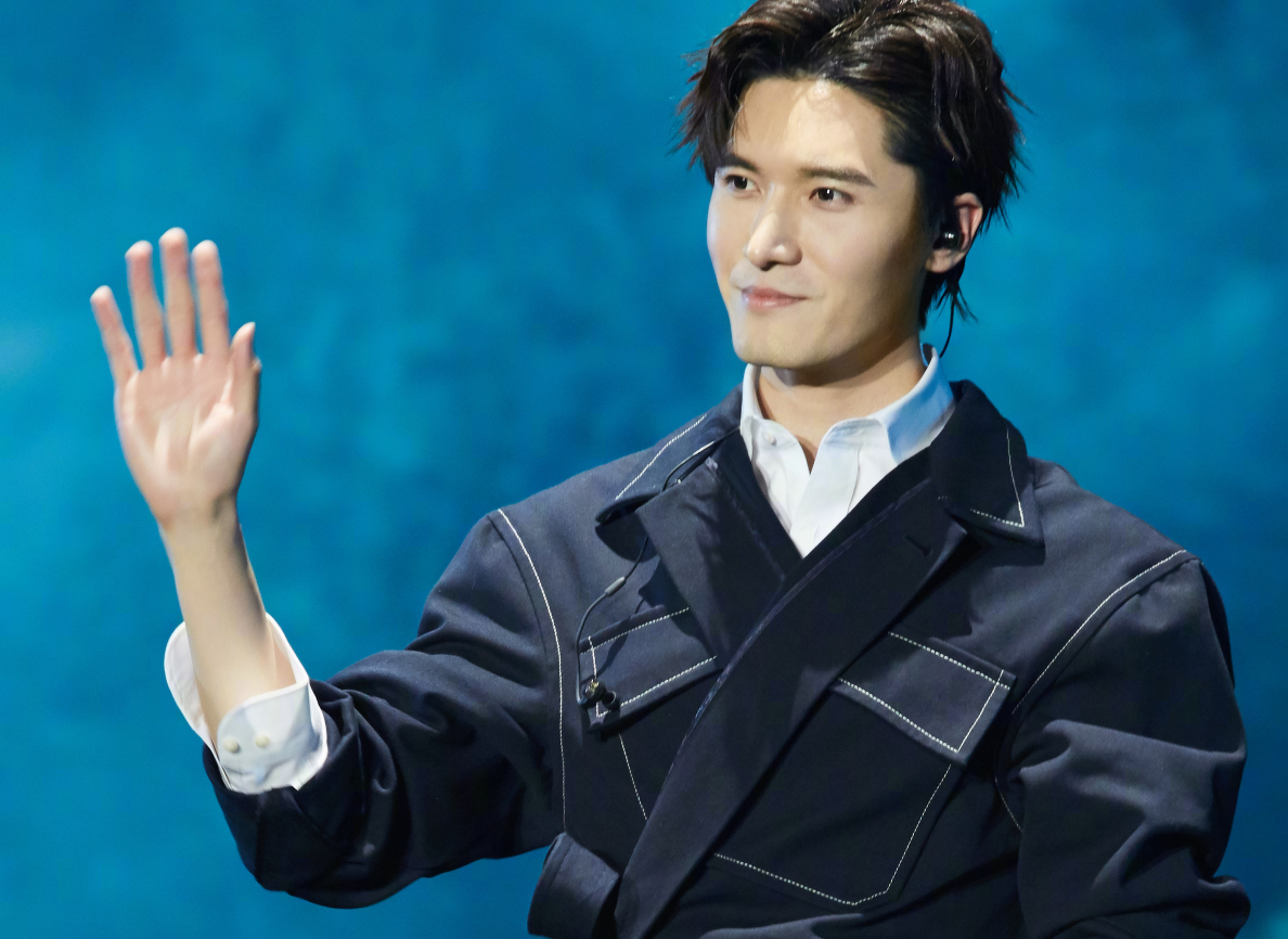 王一博拎小摩托一把扭下方向盘,刘海宽赶紧救场,肖战的反应亮了