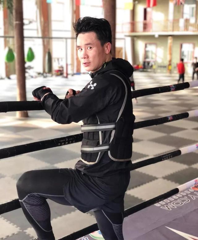 邱建良展示劈叉自信用高扫干掉对手拳迷请ko播求