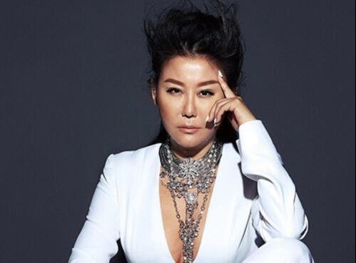 为父还债早年辛苦,后进入娱乐圈打拼,今53岁有8个干儿子却单身