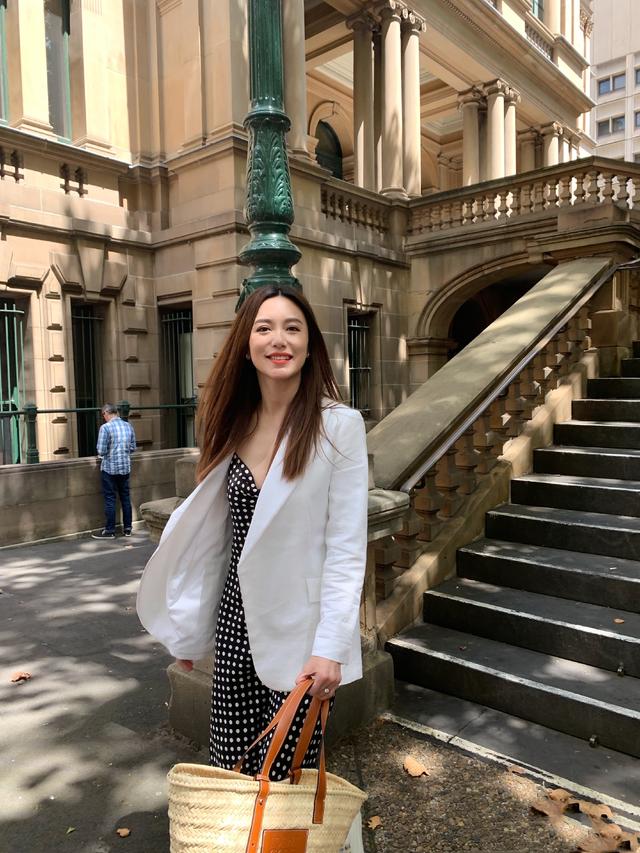 "新加坡四美"郭妃丽晒美照,紧身针织衫显好身材,47岁牡丹仙子