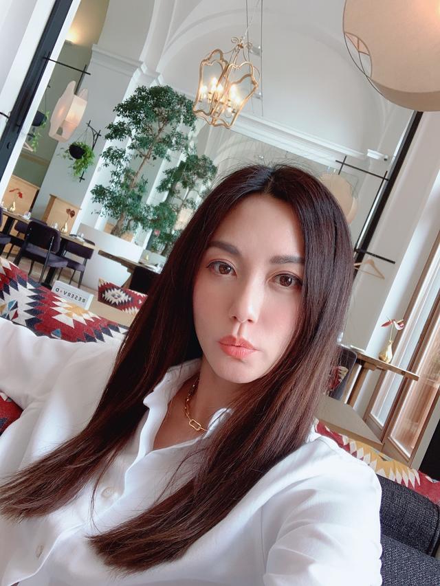 "新加坡四美"郭妃丽晒美照,紧身针织衫显好身材,47岁牡丹仙子