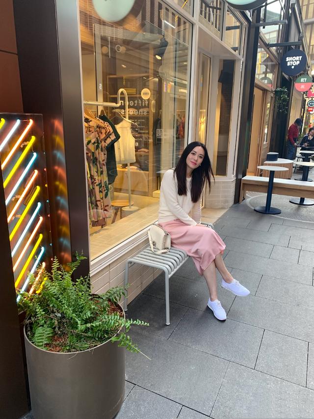"新加坡四美"郭妃丽晒美照,紧身针织衫显好身材,47岁牡丹仙子