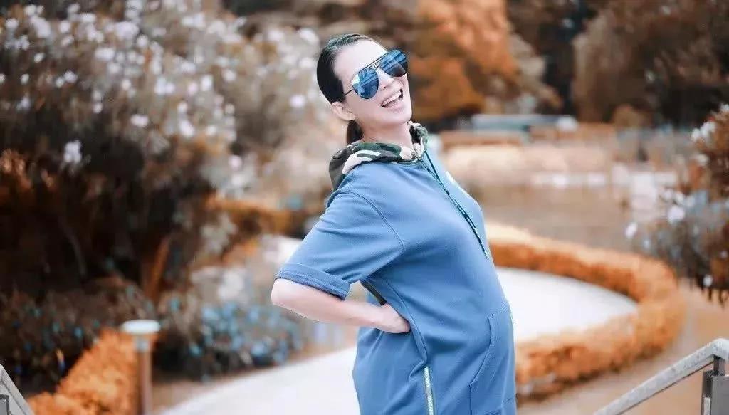 章子怡怀孕走红毯,奚梦瑶用lv包藏肚子,女星怀孕为了美也很拼