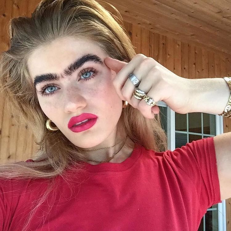 女大学生"浓眉大眼"遭歧视,网上晒自拍后却成网红