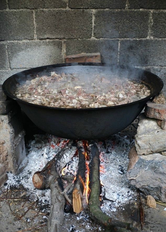 第一次去女友农村家,她爹宰羊炖了一大锅羊肉,吃的我都想吃了