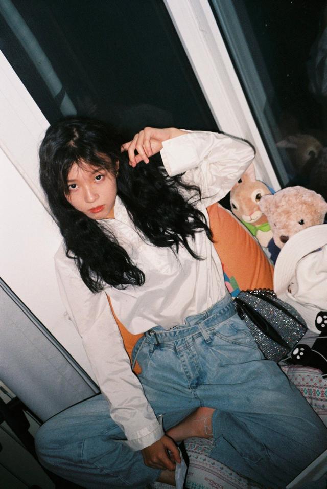 明日之子洪一诺羊毛卷配拼色衫走机场复古文艺小仙女太美了