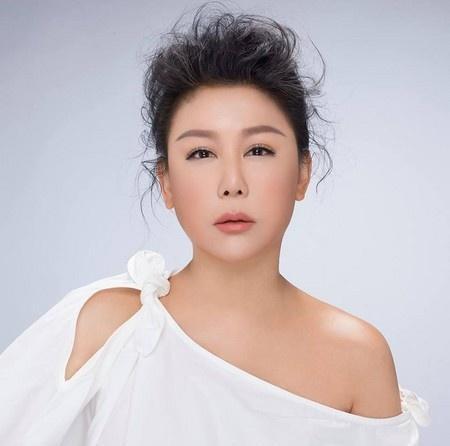 为父还债早年辛苦,后进入娱乐圈打拼,今53岁有8个干儿子却单身