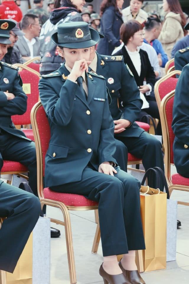 张馨予产后首部剧演军医,为角色剪短发牺牲大,军装造型英姿飒爽