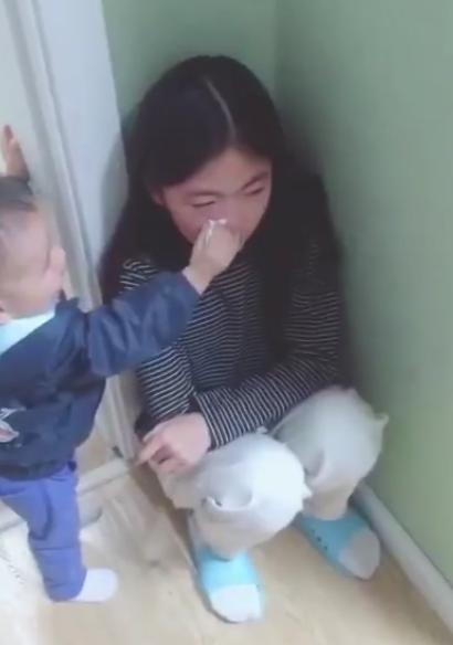 1岁弟弟看到8岁姐姐哭了,弟弟的举动让人暖心,网友:给弟弟点赞