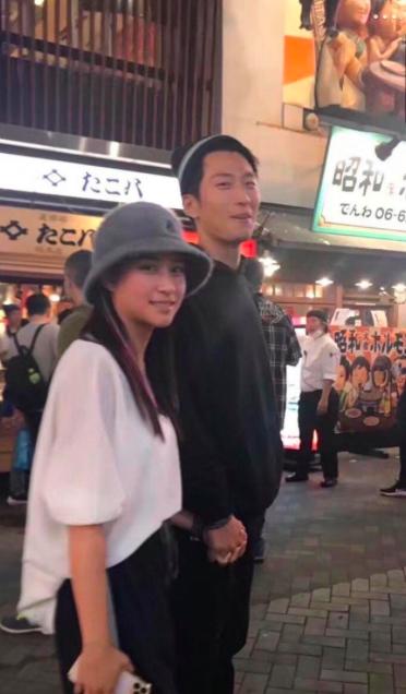 撇下男友以妈妈为重,陈婉珍获女儿陪坐路边超惬意|何超莲|陈婉珍|窦骁