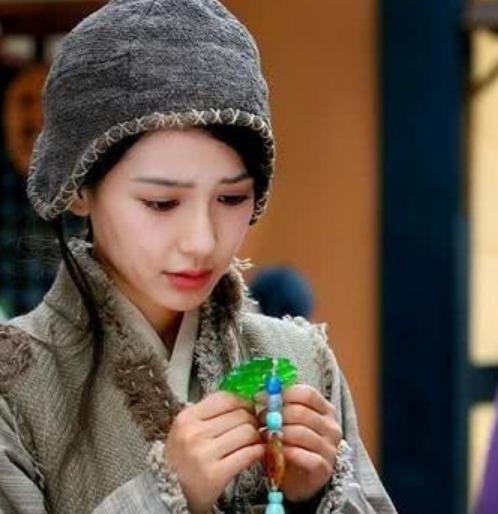 angelbaby杨颖在一部古装剧中,也饰演过一个小乞丐的角色.