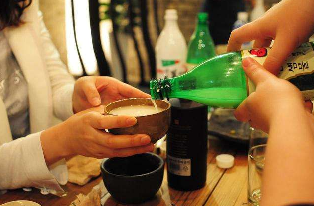 为什么韩国人喝酒要侧着脸,中国却不用?今天终于解开多年疑惑