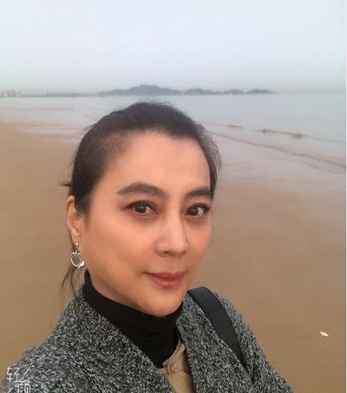56岁李玲玉黑眼圈如自带眼影神似梅婷,曾是甜歌皇后和最美玉兔精