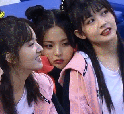 杨超越趴赖美云身上表情超委屈 双丸子头造型美腿修长