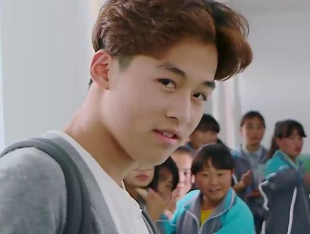 变形计他最帅富二代三更半夜被美女导演一把掀被子瞬间炸了