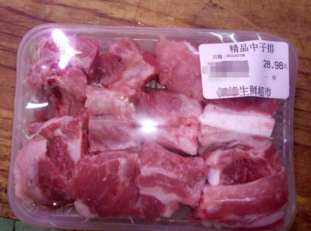 近日猪肉又"涨价"了,市场上五花肉20一斤,超市里却是25元