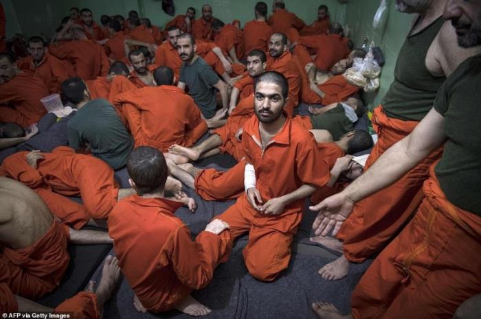 有任何资讯,囚犯们对外面发生的事情是一无所知,他们就是坐着数数腕带