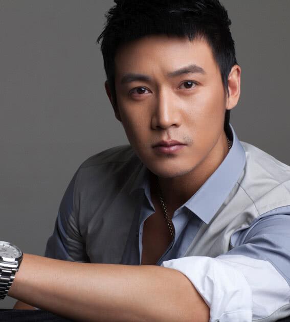 42岁陆毅一家近照,两女儿颜值高大长腿,网友:这基因太可怕