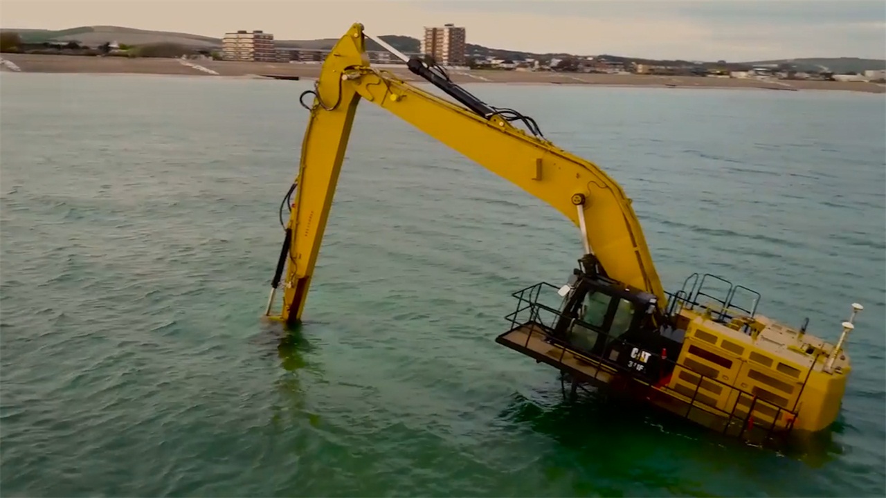 挖掘机怎么跑到海里的?还能在水下工作,操控技术要求较高!