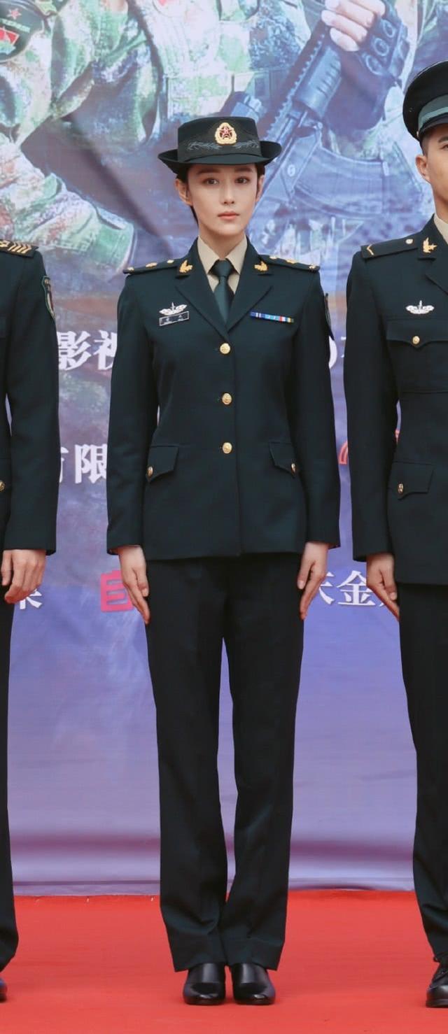 张馨予产后首部剧演军医,为角色剪短发牺牲大,军装造型英姿飒爽